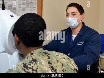 JACKSONVILLE, Florida (26. Okt. 2022) - Hospitalmann George Yanas, Augentechniker an der Augenklinik des Naval Hospital Jacksonville, führt einen optischen Kohärenztomographietest an einem Patienten durch. Yanas, ein Einheimischer aus New Braunfels, Texas, sagt: „Nach einer refraktiven Operation stellen wir sicher, dass die Vision des Kriegers einsatzbereit ist.“ Stockfoto