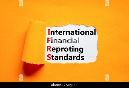 IFRS-Symbol. Konzeptbegriffe IFRS International Financial Reporting Standards auf Papier auf schönem orangefarbenen Hintergrund. International Finan der IFRS für Unternehmen Stockfoto