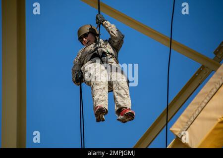 Ein Teilnehmer der Joint Civilian Orientation Conference (JCOC) steigt auf den Abseilturm am Marine Corps Recruit Depot, San Diego, 28. Oktober 2022. JCOC verbessert das öffentliche Verständnis der nationalen Verteidigung, indem es amerikanischen Geschäfts- und Gemeindeführern die Möglichkeit gibt, das US-Militär direkt zu beobachten und mit dem US-Militär in Kontakt zu treten. Stockfoto