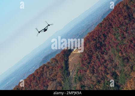 Ein CV-22 Osprey, dem 8.. Spezialeinsatzgeschwader in Hurlburt Field, Florida, zugeteilt, fliegt als Teil einer Trainingseinheit am 27. Oktober 2022. Die Hauptaufgabe der SOS 8. besteht darin, weltweit rasch zu reagieren und die weiträumige Infiltration, Exfiltration und Nachlieferung von Spezialeinsatzkräften in feindseligen oder abgelehnten Gebieten zu unterstützen. Stockfoto