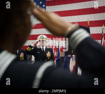 MARINESTÜTZPUNKT KITSAP-BREMERTON, WASHINGTON (28. Oktober 2022) – USA Navy Capt. Brian Schrum, eingehender kommandierender Offizier des Flugzeugträgers USS Theodore Roosevelt (CVN 71) der Nimitz-Klasse, salutiert während einer Zeremonie zum Kommandowechsel in der Hangarbucht des Schiffes am 28. Oktober 2022. Theodore Roosevelt unterzieht sich einer geplanten zusätzlichen Anlegephase in der Puget Sound Naval Shipyard und der Intermediate Maintenance Facility, wo das Schiff planmäßig gewartet und modernisiert wird. Stockfoto