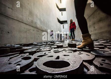 Shalechet, -gefallene Blätter-, Künstlerinstallation von Menashe Kadischman, Berliner Jüdisches Museum, entworfen vom polnischen Architekten Daniel Libeskinds , Berlin, G. Stockfoto