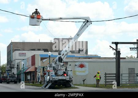 Arcadia, FL, USA--28. Oktober 2022--Besatzungen arbeiten an der Wiederherstellung der Macht in den vom Hurrikan Ian betroffenen Gebieten. Jocelyn Augustino/FEMA Hurricane, Ian, Stockfoto
