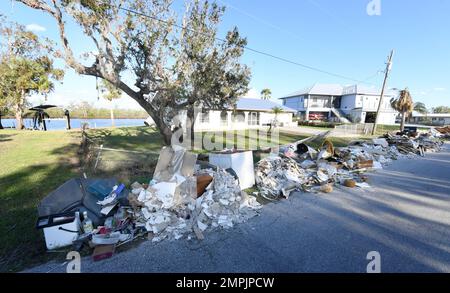 Arcadia, FL, USA--28. Oktober 2022--Trümmer säumen die Straßen der vom Hurrikan Ian betroffenen Gebiete. Jocelyn Augustino/FEMA Hurricane, Ian, Stockfoto
