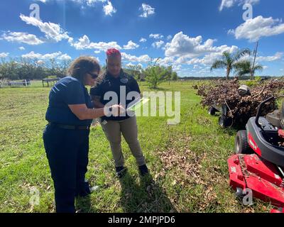 Arcadia, FL, USA--28. Oktober 2022--die FEMA Disaster Survivor Assistance Teams können von Hurrikan Ian betroffene Nachbarschaften auf Leinwand stellen, um Informationen über die Registrierung für die FEMA Assistance zu bieten und Fragen zu Anträgen zu beantworten. Jocelyn Augustino/FEMA Hurricane, Ian, Stockfoto