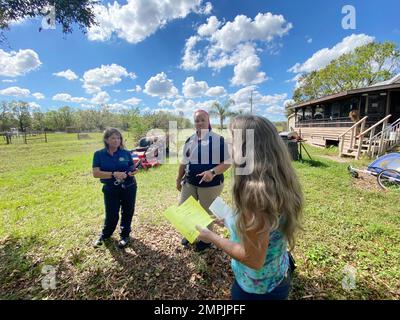 Arcadia, FL, USA--28. Oktober 2022-- betroffen von Hurrikan Ian, um Informationen über die Registrierung für die FEMA-Hilfe zu bieten und Fragen zu Anträgen zu beantworten. Jocelyn Augustino/FEMA Hurricane, Ian, Stockfoto