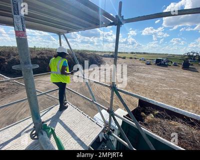 Arcadia, FL, USA--28. Oktober 2022--die Crews arbeiten weiter an Müllsammelstellen, die eingerichtet wurden, um Schutt von zertifizierten Auftragnehmern zu sammeln, die in der ganzen Gemeinde arbeiten. Jocelyn Augustino/FEMA Hurricane, Ian, Stockfoto