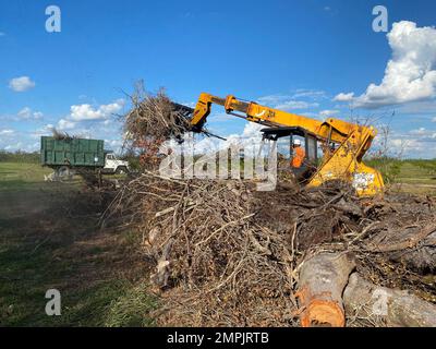Arcadia, FL, USA--28. Oktober 2022--die Crews arbeiten weiter an Müllsammelstellen, die eingerichtet wurden, um Schutt von zertifizierten Auftragnehmern zu sammeln, die in der ganzen Gemeinde arbeiten. Jocelyn Augustino/FEMA Hurricane, Ian, Stockfoto