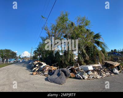 Arcadia, FL, USA--28. Oktober 2022--Trümmer säumen die Straßen in den vom Hurrikan Ian betroffenen Gebieten. Jocelyn Augustino/FEMA Hurricane, Ian, Stockfoto