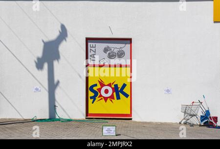 Schatten und Fenster an der Seite des Supermarkts Stockfoto