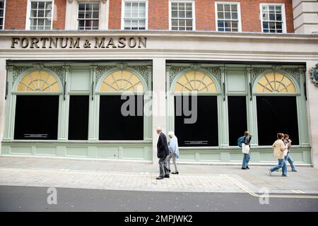 Schaufenster werden als eine Maske ihres Respekts vor einem Fortnum & Mason Store im Zentrum von London, nach dem Tod von Königin Elizabeth II. Gesehen Stockfoto