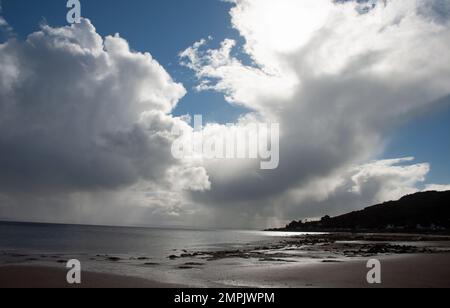 Wolke über Whiting Bay an der Ostküste der Isle of Arran Ayrshire Schottland Stockfoto