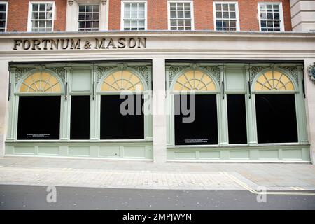 Schaufenster werden als eine Maske ihres Respekts vor einem Fortnum & Mason Store im Zentrum von London, nach dem Tod von Königin Elizabeth II. Gesehen Stockfoto