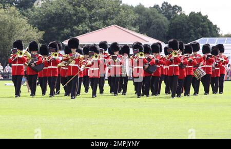 Die königliche Garde nimmt 26. am Cartier International Polotag im Guards Polo Club Teil. London, Großbritannien. 07/25/10. Stockfoto