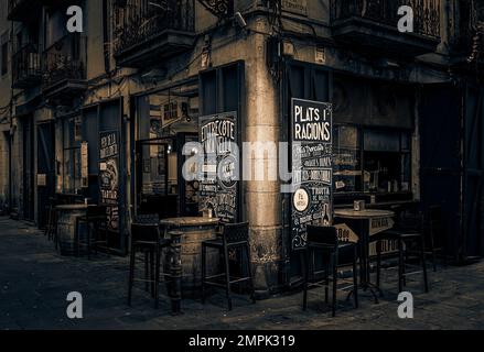 Kleine Spanische Bodega In Den Gassen Von Barcelona, Katalonien, Spanien Stockfoto