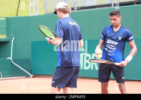 Florianopolis, Santa Catarina, Brasilien. 31. Januar 2023. (SPO) brasilianischer Davis Cup TeamÃ¢â‚¬â„¢in Florianopolis. 31. Januar 2023, Florianopolis, Santa Catarina, Brasilien: Team Brasil BRB hielt am Dienstag seine erste Trainingssitzung mit dem gesamten Team ab, das sich China stellen wird, in Costao do Santinho, Phase des Konflikts, gültig für Davis Cup World Group I, am Freitag (03) und Samstag (04). Rafael Matos, Thiago Monteiro, Felipe Meligeni, Matheus Pucinelli und Gustavo Heide sind neben dem jungen Joao Schiessl bereits für Kapitän Jaime Oncins und sein technisches Team verfügbar.Credit Stockfoto