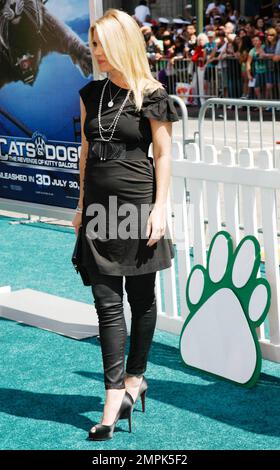 Schwangere Christina Applegate, die mit ihrem Freund Martyn Lenoble erwartet, geht auf dem grünen Teppich zur Premiere von Warner Bros. In Los Angeles „Cats & Dogs: The Revenge of Kitty Galore“ im Grauman's Chinese Theatre. Die Familien-Action-Komödie, die Fortsetzung des Films „Cats & Dogs“ aus dem Jahr 2001, wurde als 3-D veröffentlicht und zeigt unter anderem die Stimmen von Christina Applegate, Bette Midler, Neil Patrick Harris und Nick Nolte. Los Angeles, Kalifornien. 07/25/10. Stockfoto