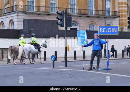 London, Großbritannien. 31. Januar 2023. Pro-EU-Aktivisten enthüllen am dritten Jahrestag des Austritts des Vereinigten Königreichs aus der Europäischen Union ein neues Banner. Eine aktuelle Ipsos-Umfrage ergab, dass 45 % der Menschen der Meinung waren, dass der Brexit nicht so gut läuft, wie sie es erwartet hatten. Kredit: Elfte Stunde Fotografie/Alamy Live News Stockfoto