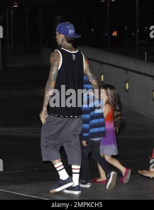 Travis Barker und seine Kinder, Alabama Luella und Landon Asher, sehen Rihanna live in einem Konzert im Staples Center in Los Angeles, Kalifornien. 6,28/11. Stockfoto