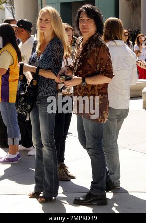 KÜSSCHEN Sie den Gitarristen Paul Stanley und seine Frau Erin Sutton kommen im Staples Center für die Lakers vs. The Miami Heat Game an. Los Angeles, Kalifornien. 4. März 2012 Stockfoto