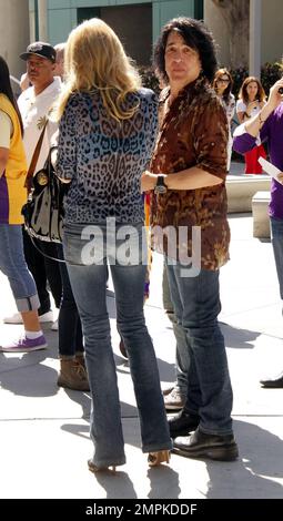 KÜSSCHEN Sie den Gitarristen Paul Stanley und seine Frau Erin Sutton kommen im Staples Center für die Lakers vs. The Miami Heat Game an. Los Angeles, Kalifornien. 4. März 2012 Stockfoto