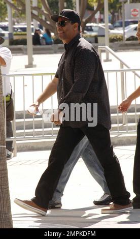 Schauspieler Denzel Washington kommt im Staples Center für die Lakers gegen das Miami Heat Game an. Los Angeles, Kalifornien. 4. März 2012 Stockfoto