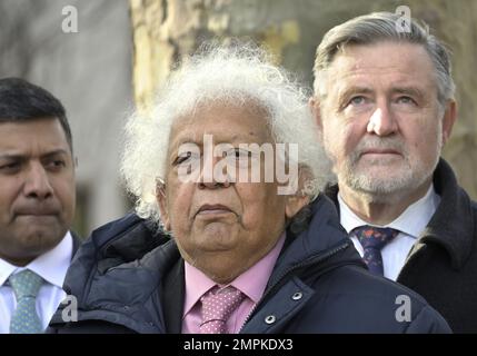 Lord Desai / Meghnad Jagdishchandra Desai, Baron Desai von St. Clement Danes. Ökonom und Labour Peer, bei einer Veranstaltung bei der Statue von Mahatma Gandhi. Stockfoto