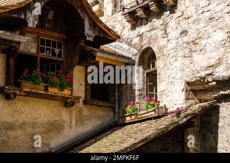 Architektonische Details der Burg Chillon, Château de Chillon, eine Inselburg am Genfer See. Stockfoto