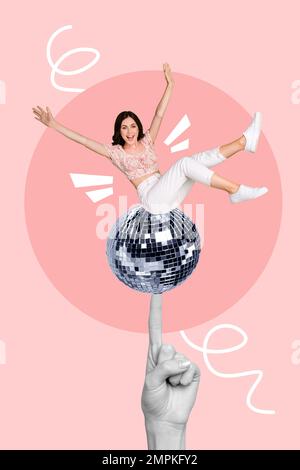 Magazin kreative Vorlage Collage der aufgeregten verrückten jungen Dame genießen Diskothek-Anlass auf glühendem Glanz Disco Ball Stockfoto