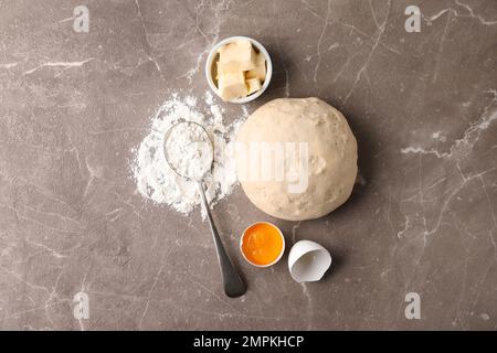 Flach liegend mit Zutaten für Gebäck auf Marmortisch Stockfoto