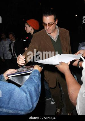 Exklusiv!! Der Schauspieler Andy Garcia kommt im Staples Center an, um am Lakers Game teilzunehmen, und hält an, um Autogramme für Fans zu signieren. Los Angeles, Kalifornien. 1/20/09. Stockfoto