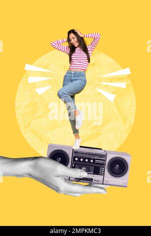 Fotokunstwerk Design Collage Bekleidung Freizeit Outfit Chill Hören Retro Kassettenrekorder Musik haben Spaß Chill Rhythmus isoliert auf gelbem Hintergrund Stockfoto