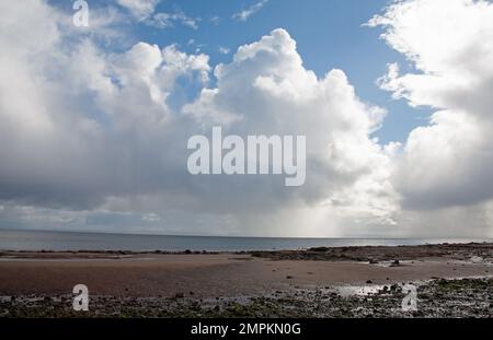 Wolke über Whiting Bay an der Ostküste der Isle of Arran Ayrshire Schottland Stockfoto