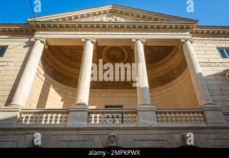 Details zum Palazzo Barbieri (1838): Ist ein Palast im neoklassizistischen Stil auf der Piazza Bra im historischen Zentrum von Verona, Veneto in Norditalien-Europa Stockfoto