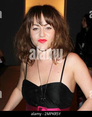 Jaime Winstone nimmt an der PPQ Runway Show während der London Fashion Week Teil. Frühe Rezensionen der Show zeigten, dass sie ihre Modelle mit großen kastenförmigen Taschen in Farben, die zu den Kleidern, dem groben Schmuck, Und die großen Knöpfe... die Schuhe waren anders als die anderen, ein Plateau-Absatz in einer Reihe neutraler Farben... Sie brachen mit Schichten aus feinem Stoff und Federn in einem flauschigen, skurrilen Treiben aus.“ Die Marke PPQ wurde 1992 von den Designern Amy Molyneax und Percy Parker eingeführt. London, Großbritannien. 02/19/11. Stockfoto