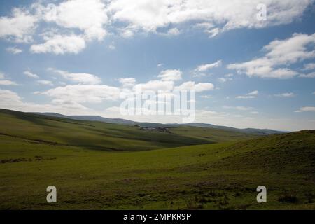 Blick auf das leuchtende Tor vom nahe gelegenen Sponds Hill über dem Lyme Park Cheshire England Stockfoto