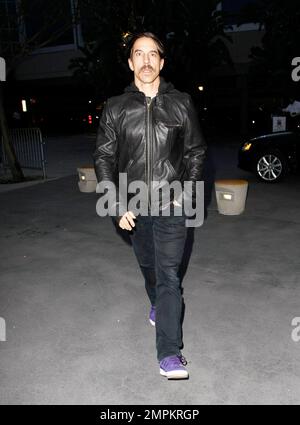 Anthony Kiedis kommt im Staples Center an, um die San Antonio Spurs gegen DIE LA Lakers zu sehen. Los Angeles, Kalifornien. 04/12/11. Stockfoto