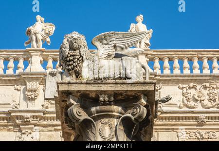 Maffei-Palast barocker Architektur, erbaut im Jahr 1668 und vor dem Gebäude die Statue des geflügelten Löwen von St. Mark - Verona, Norditalien Stockfoto