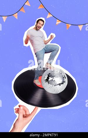 Vertikale Fotocollage eines jungen, überfreulichen Siegers lustiger Kerl Wochenende entspannen Spaß Tanz Retro Vinyl Schallplatten Disco Ball isoliert auf blauem Hintergrund Stockfoto