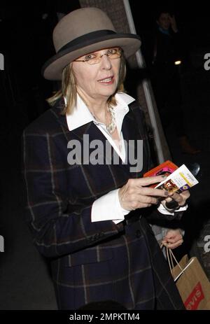 Während ihre „Morning Glory“-Co-Stars in Großbritannien für den Film werben, kommt Diane Keaton mit ihrem Sohn Duke zum Staples Center für das Spiel Cleveland Cavaliers gegen Los Angeles Lakers. Los Angeles, Kalifornien. 01/11/11. Stockfoto