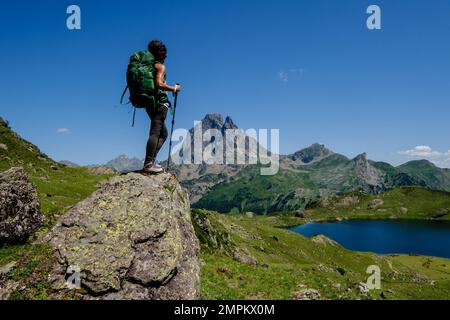 trekker auf Tour de l Ossau und Ayous Seen Tour, Pyrenäen Nationalpark, Pyrenäen Atlantiques, Frankreich Stockfoto