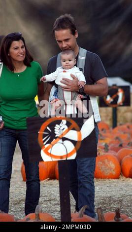 Schauspieler Chad Lowe, Freundin Kim Maler und ihre kleine Tochter Mabel verbringen einen Tag im Mr. Bones Pumpkin Patch auf der Suche nach dem perfekten Hallween Kürbis in Los Angeles, Kalifornien. 10/24/09. Stockfoto