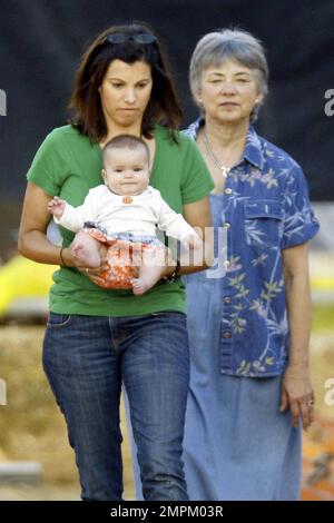 Chad Lowe, Freundin Kim Maler und ihre Tochter Mabel jagen ihren Halloween-Kürbis bei Mr. Bones Pumpkin Patch in Los Angeles, Kalifornien. 10/24/09. Stockfoto