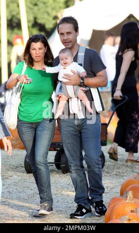 Schauspieler Chad Lowe, Freundin Kim Maler und ihre kleine Tochter Mabel verbringen einen Tag im Mr. Bones Pumpkin Patch auf der Suche nach dem perfekten Hallween Kürbis in Los Angeles, Kalifornien. 10/24/09. Stockfoto