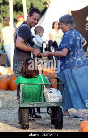 Schauspieler Chad Lowe, Freundin Kim Maler und ihre kleine Tochter Mabel verbringen einen Tag im Mr. Bones Pumpkin Patch auf der Suche nach dem perfekten Hallween Kürbis in Los Angeles, Kalifornien. 10/24/09. Stockfoto