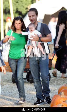 Schauspieler Chad Lowe, Freundin Kim Maler und ihre kleine Tochter Mabel verbringen einen Tag im Mr. Bones Pumpkin Patch auf der Suche nach dem perfekten Hallween Kürbis in Los Angeles, Kalifornien. 10/24/09. Stockfoto