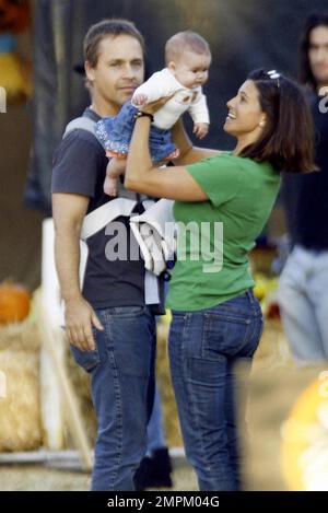 Chad Lowe, Freundin Kim Maler und ihre Tochter Mabel jagen ihren Halloween-Kürbis bei Mr. Bones Pumpkin Patch in Los Angeles, Kalifornien. 10/24/09. Stockfoto