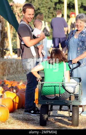 Schauspieler Chad Lowe, Freundin Kim Maler und ihre kleine Tochter Mabel verbringen einen Tag im Mr. Bones Pumpkin Patch auf der Suche nach dem perfekten Hallween Kürbis in Los Angeles, Kalifornien. 10/24/09. Stockfoto