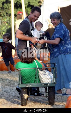 Schauspieler Chad Lowe, Freundin Kim Maler und ihre kleine Tochter Mabel verbringen einen Tag im Mr. Bones Pumpkin Patch auf der Suche nach dem perfekten Hallween Kürbis in Los Angeles, Kalifornien. 10/24/09. Stockfoto