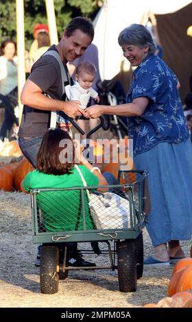 Schauspieler Chad Lowe, Freundin Kim Maler und ihre kleine Tochter Mabel verbringen einen Tag im Mr. Bones Pumpkin Patch auf der Suche nach dem perfekten Hallween Kürbis in Los Angeles, Kalifornien. 10/24/09. Stockfoto